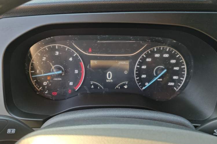 Used JMC Fushun 2025 2.0T 6MT Diesel Mid-Roof Mid-Height Commercial Multi-Purpose 7-Seater Passenger Vehicle Instrument Cluster
