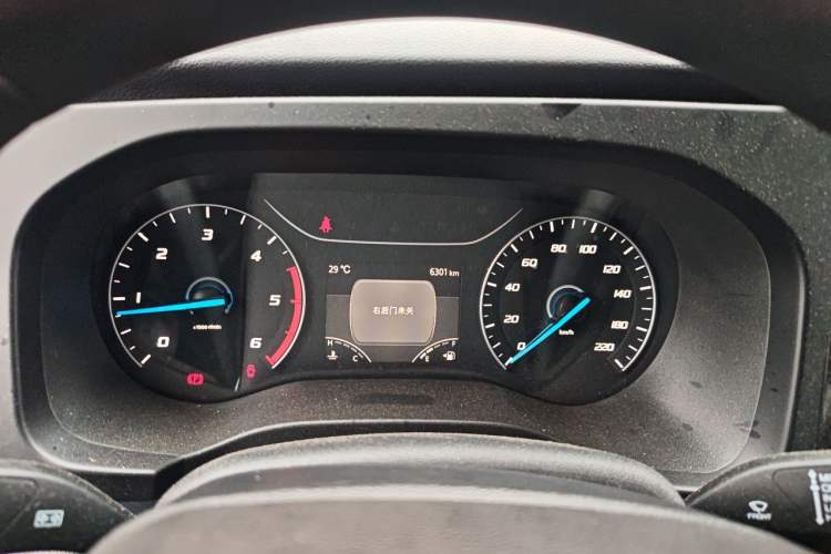 Used JMC Fushun 2025 2.0T 6MT Diesel Mid-Roof Mid-Height Commercial Multi-Purpose 7-Seater Passenger Vehicle Instrument Cluster