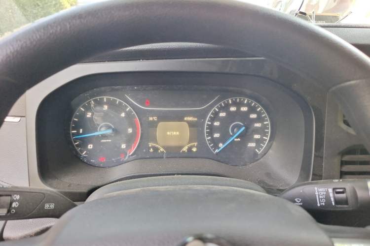 Used JMC Fushun 2025 2.0T 6MT Diesel Mid-Roof Mid-Height Commercial Multi-Purpose 7-Seater Passenger Vehicle Instrument Cluster