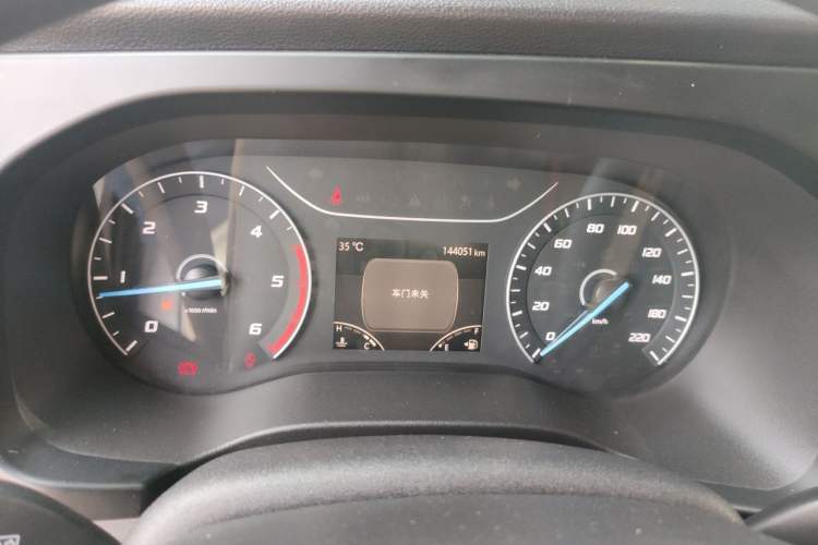 Used JMC Fushun 2025 2.0T 6MT Diesel Mid-Roof Mid-Height Commercial Multi-Purpose 7-Seater Passenger Vehicle Instrument Cluster