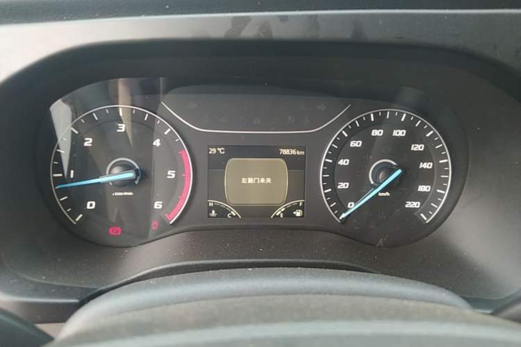 Used JMC Fushun 2025 2.0T 6MT Diesel Mid-Roof Mid-Height Commercial Multi-Purpose 7-Seater Passenger Vehicle Instrument Cluster