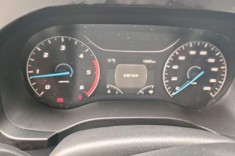 Used JMC Fushun 2025 2.0T 6MT Diesel Mid-Roof Mid-Height Commercial Multi-Purpose 7-Seater Passenger Vehicle Instrument Cluster