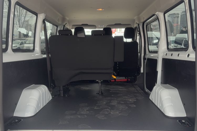 Used JMC Fushun 2025 2.0T 8AT Diesel Short-Wheelbase Low-Roof Commercial Multi-Purpose Passenger Vehicle with 5/6 Seats and Liftgate Tailgate Interior 1