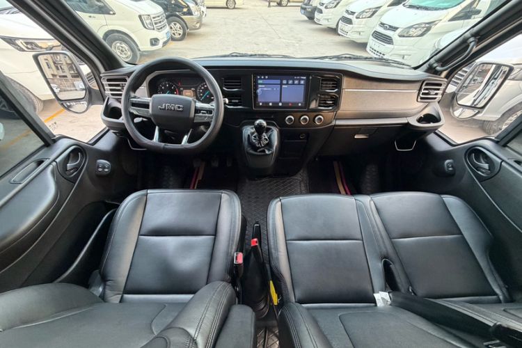 Used JMC Fushun 2025 2.0T 6MT Diesel Short-Wheelbase Low-Roof Commercial Multi-Purpose Passenger Vehicle with 5/6 Seats and Lift-Up Tailgate Interior 1