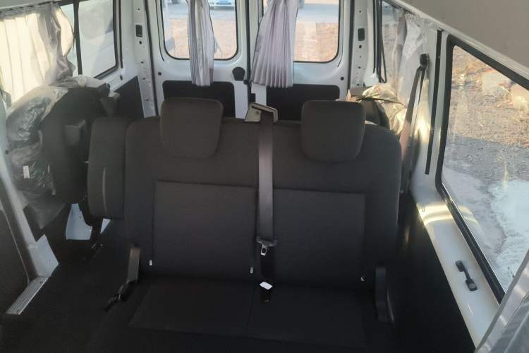Used JMC Fushun 2025 2.0T 8AT Diesel Mid-Roof Mid-Height Commercial Multi-Purpose 7-Seater Passenger Vehicle Interior 1