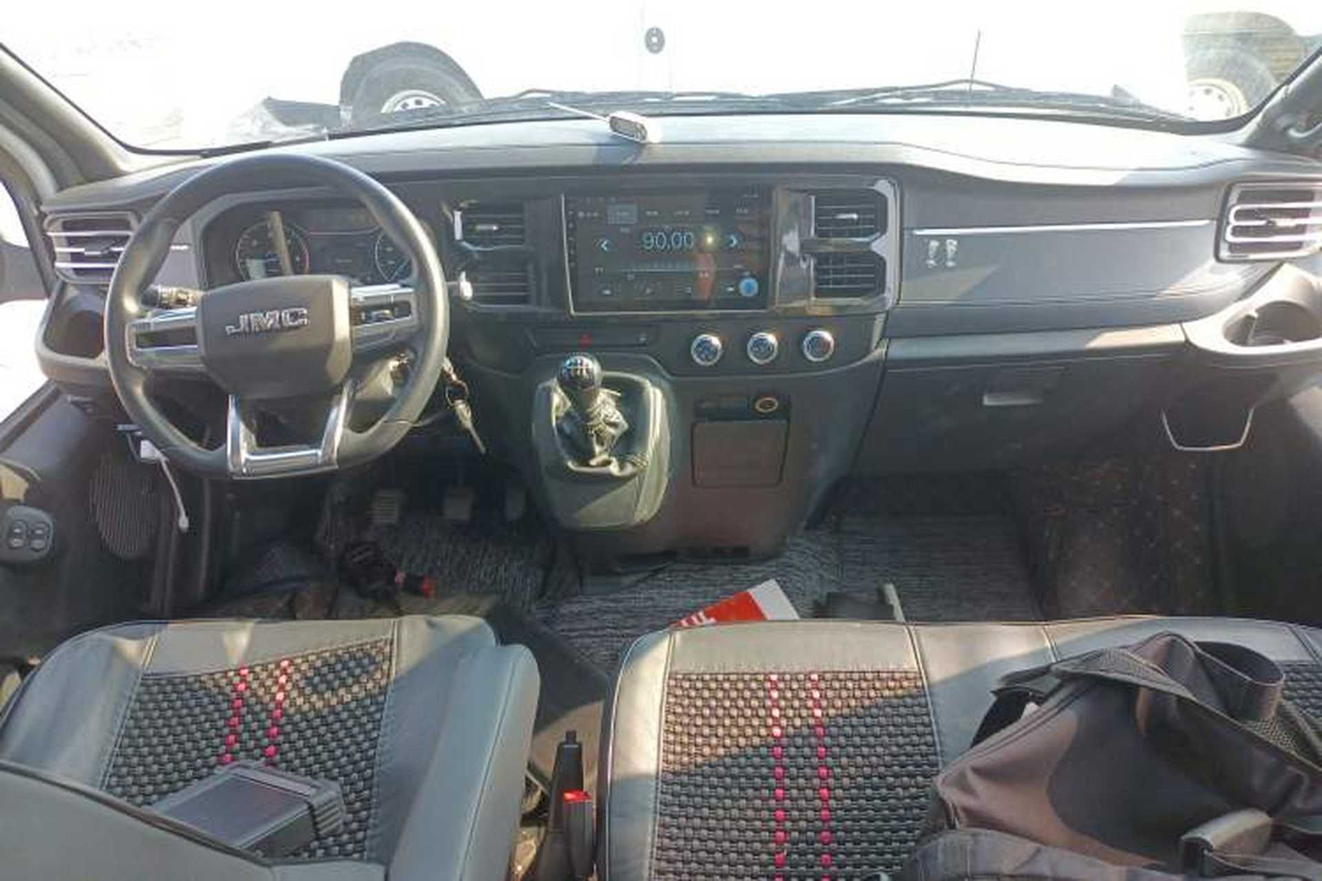 Used JMC Fushun 2025 2.0T 6MT Diesel Mid-Roof High-Arch Commercial Multi-Purpose 7-Seater Passenger Vehicle Interior 2