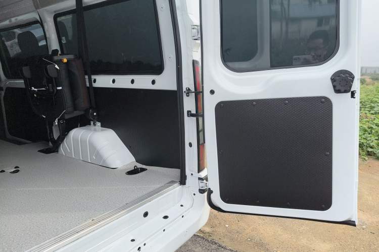 Used JMC Fushun 2025 2.0T 8AT Diesel Mid-Range Mid-Top Commercial Multi-Purpose 7-Seater Passenger Vehicle Interior 2