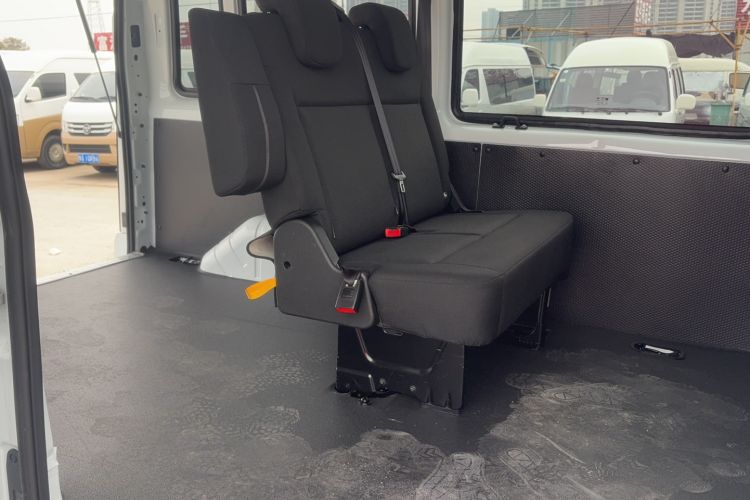 Used JMC Fushun 2025 2.0T 8AT Diesel Short-Wheelbase Low-Roof Commercial Multi-Purpose Passenger Vehicle with 5/6 Seats and Liftgate Tailgate Interior 2