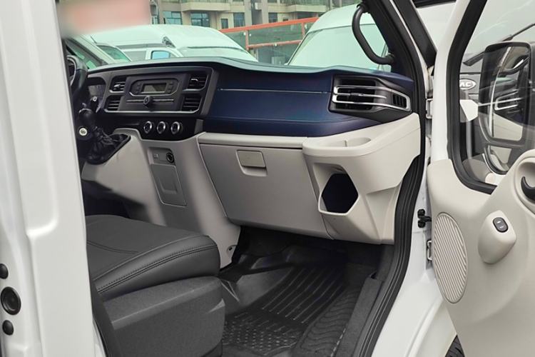 Used JMC Fushun 2025 2.0T 6MT Diesel Mid-Range Business-Class 9-Seater (Non-Commercial) Interior 2