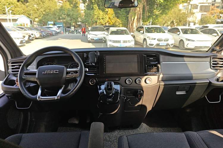 Used JMC Fushun 2025 2.0T 8AT Diesel Short-Wheelbase Low-Roof Commercial Multi-Purpose Passenger Vehicle with 5/6 Seats and Liftgate Tailgate Interior 2