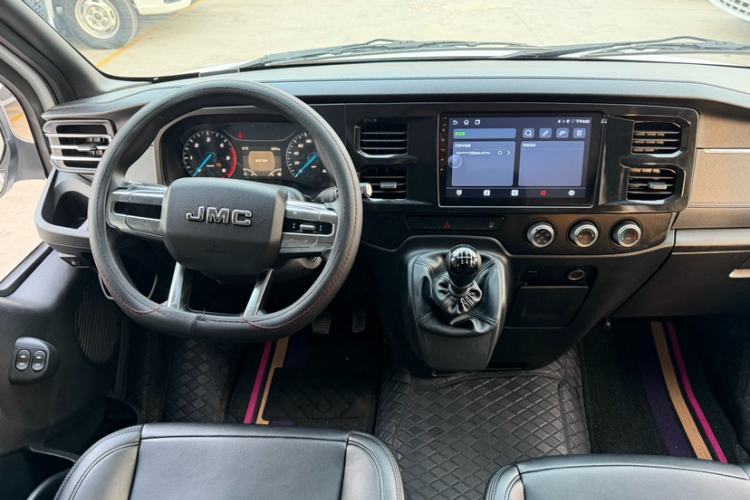 Used JMC Fushun 2025 2.0T 6MT Diesel Short-Wheelbase Low-Roof Commercial Multi-Purpose Passenger Vehicle with 5/6 Seats and Lift-Up Tailgate Interior 2