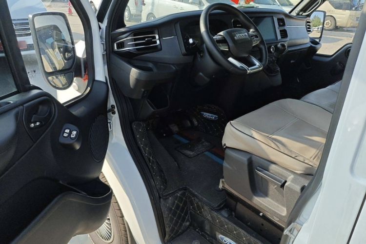 Used JMC Fushun 2025 2.0T 6MT Diesel Mid-Drive Mid-Roof Commercial Multi-Purpose 7-Seater Passenger Vehicle Interior 2