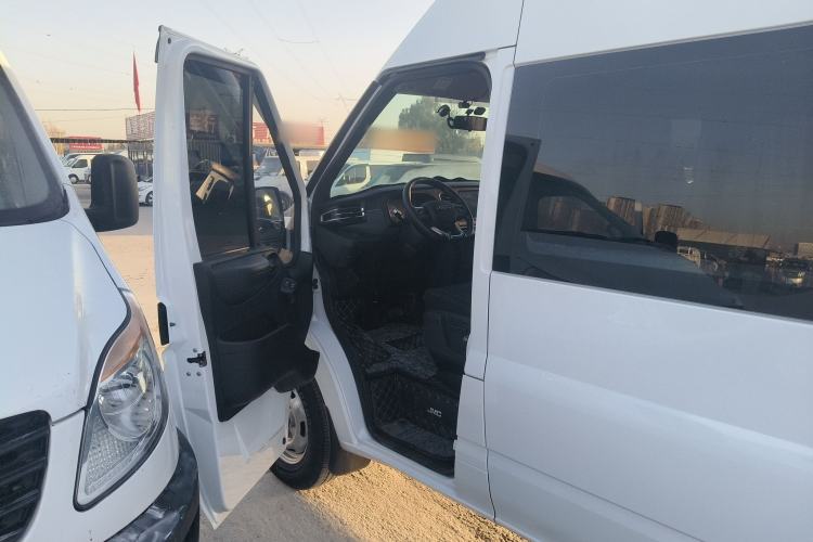 Used JMC Fushun 2025 2.0T 8AT Diesel Mid-Roof Mid-Height Commercial Multi-Purpose 7-Seater Passenger Vehicle Interior 2