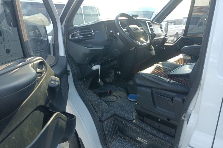 Used JMC Fushun 2025 2.0T 6MT Diesel Mid-Roof High-Arch Commercial Multi-Purpose 7-Seater Passenger Vehicle Interior 3