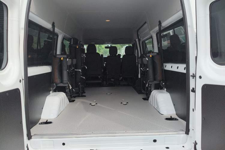 Used JMC Fushun 2025 2.0T 8AT Diesel Mid-Range Mid-Top Commercial Multi-Purpose 7-Seater Passenger Vehicle Interior 3