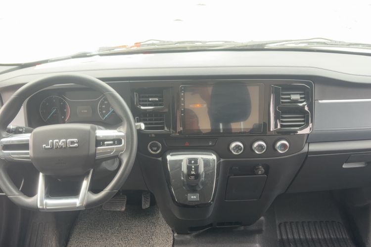 Used JMC Fushun 2025 2.0T 8AT Diesel Short-Wheelbase Low-Roof Commercial Multi-Purpose Passenger Vehicle with 5/6 Seats and Liftgate Tailgate Interior 3