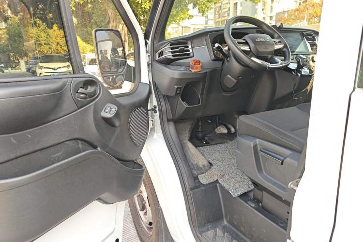 Used JMC Fushun 2025 2.0T 8AT Diesel Short-Wheelbase Low-Roof Commercial Multi-Purpose Passenger Vehicle with 5/6 Seats and Liftgate Tailgate Interior 3