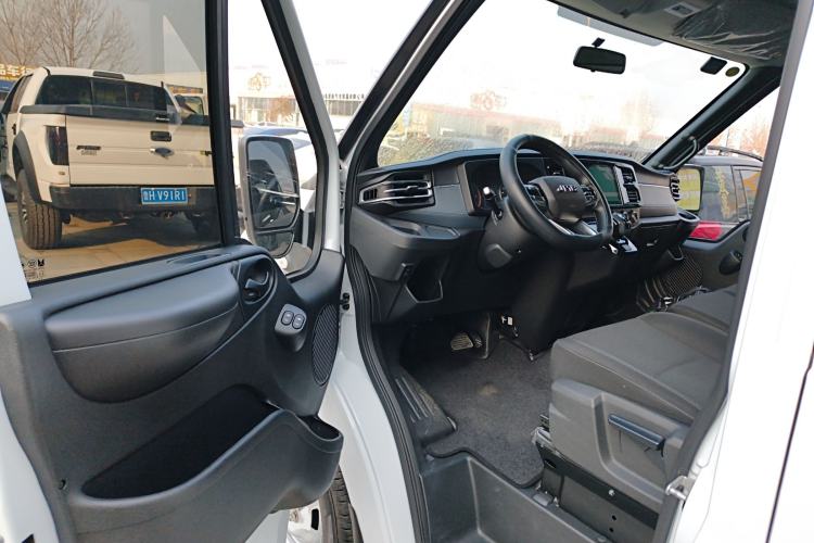 Used JMC Fushun 2025 2.0T 8AT Diesel Short-Wheelbase Mid-Top Commercial Multi-Purpose Passenger Vehicle with 5/6 Seats Interior 3