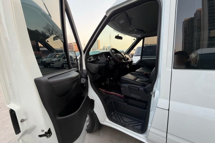 Used JMC Fushun 2025 2.0T 6MT Diesel Short-Wheelbase Low-Roof Commercial Multi-Purpose Passenger Vehicle with 5/6 Seats and Lift-Up Tailgate Interior 3