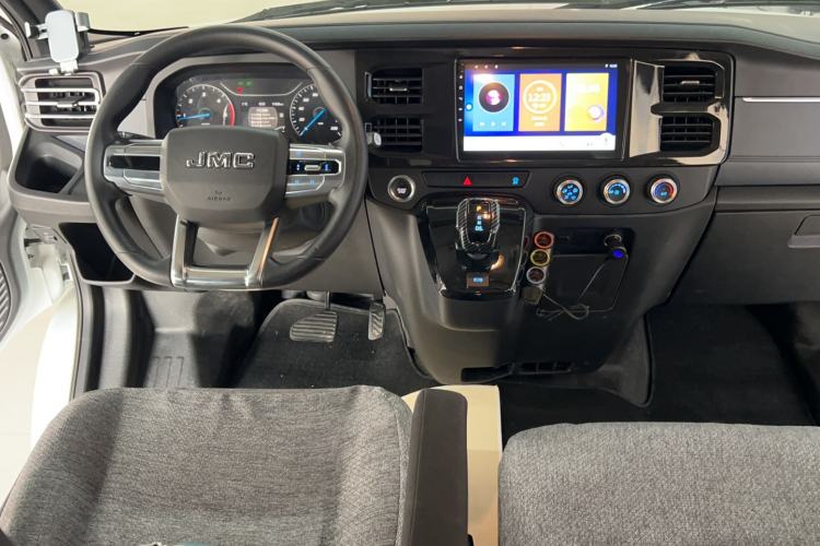 Used JMC Fushun 2025 2.0T 8AT Diesel Mid-Roof Mid-Height Commercial Multi-Purpose 7-Seater Passenger Vehicle Interior 3