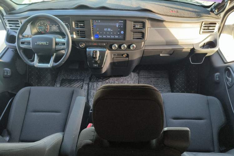 Used JMC Fushun 2025 2.0T 8AT Diesel Mid-Roof Mid-Height Commercial Multi-Purpose 7-Seater Passenger Vehicle Interior 3
