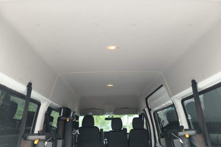 Used JMC Fushun 2025 2.0T 8AT Diesel Mid-Range Mid-Top Commercial Multi-Purpose 7-Seater Passenger Vehicle Interior 4