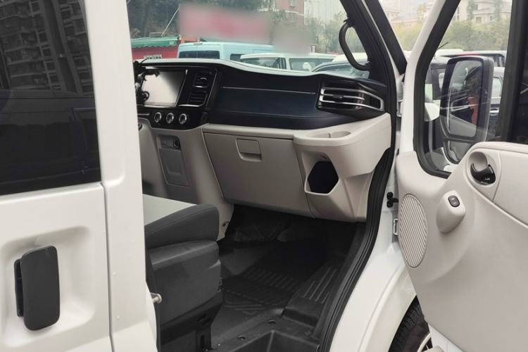 Used JMC Fushun 2025 2.0T 6MT Diesel Mid-Range Business-Class 9-Seater (Non-Commercial) Interior 4