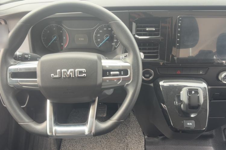 Used JMC Fushun 2025 2.0T 8AT Diesel Short-Wheelbase Low-Roof Commercial Multi-Purpose Passenger Vehicle with 5/6 Seats and Liftgate Tailgate Interior 4