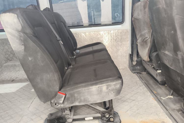 Used JMC Fushun 2025 2.0T 6MT Diesel Short-Wheelbase Low-Roof Commercial Multi-Purpose Passenger Vehicle with 5/6 Seats and Twin-Swing Tailgate Interior 4