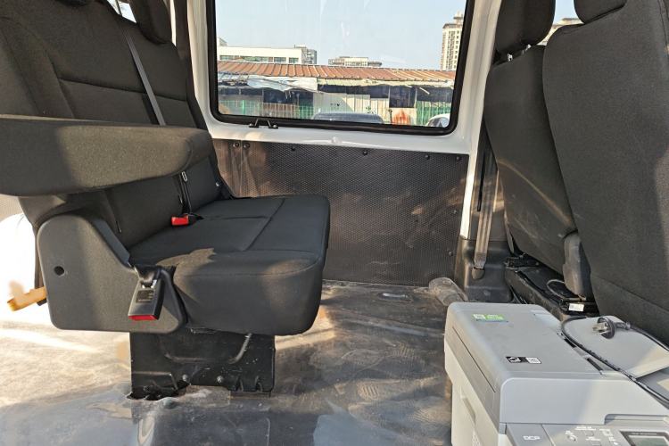 Used JMC Fushun 2025 2.0T 8AT Diesel Short-Wheelbase Low-Roof Commercial Multi-Purpose Passenger Vehicle with 5/6 Seats and Liftgate Tailgate Interior 4