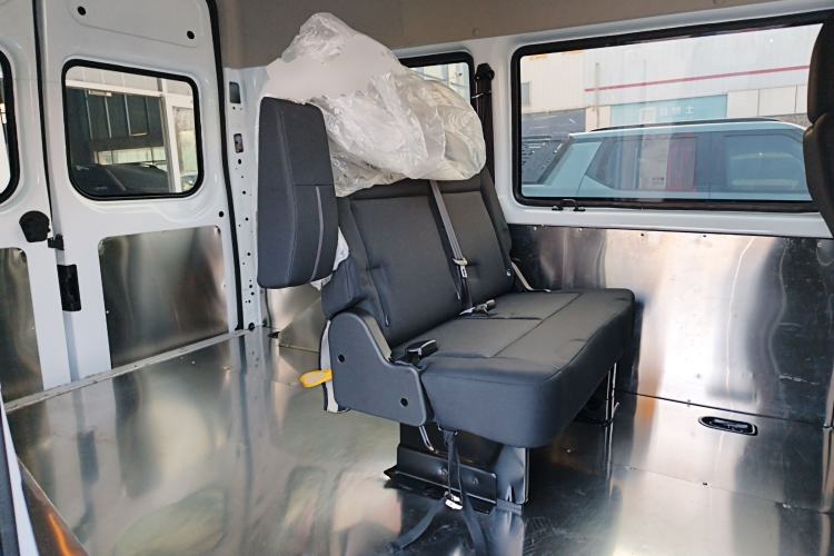 Used JMC Fushun 2025 2.0T 8AT Diesel Short-Wheelbase Mid-Top Commercial Multi-Purpose Passenger Vehicle with 5/6 Seats Interior 4