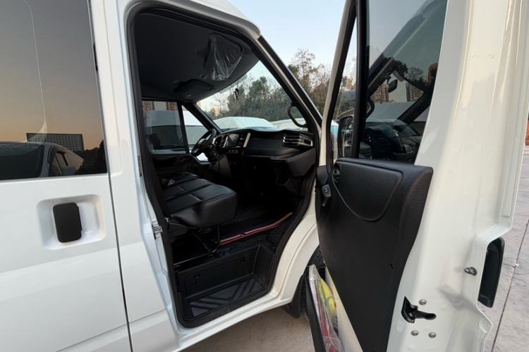 Used JMC Fushun 2025 2.0T 6MT Diesel Short-Wheelbase Low-Roof Commercial Multi-Purpose Passenger Vehicle with 5/6 Seats and Lift-Up Tailgate Interior 4