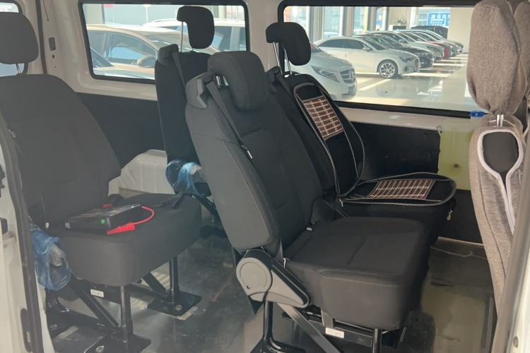 Used JMC Fushun 2025 2.0T 8AT Diesel Mid-Roof Mid-Height Commercial Multi-Purpose 7-Seater Passenger Vehicle Interior 4