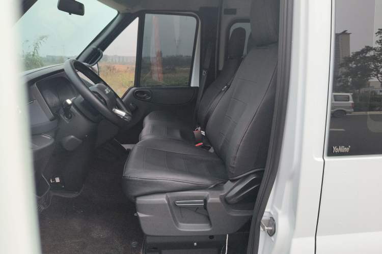 Used JMC Fushun 2025 2.0T 8AT Diesel Mid-Range Mid-Top Commercial Multi-Purpose 7-Seater Passenger Vehicle Interior 5