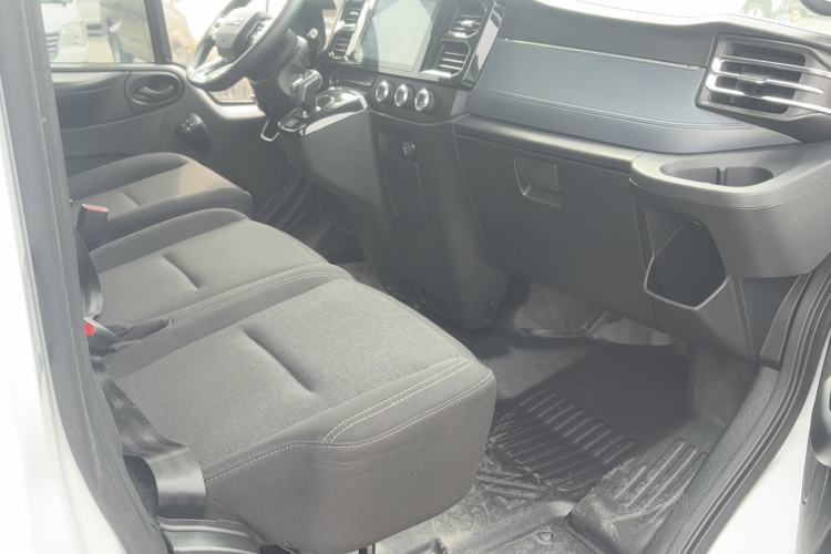 Used JMC Fushun 2025 2.0T 8AT Diesel Short-Wheelbase Low-Roof Commercial Multi-Purpose Passenger Vehicle with 5/6 Seats and Liftgate Tailgate Interior 5