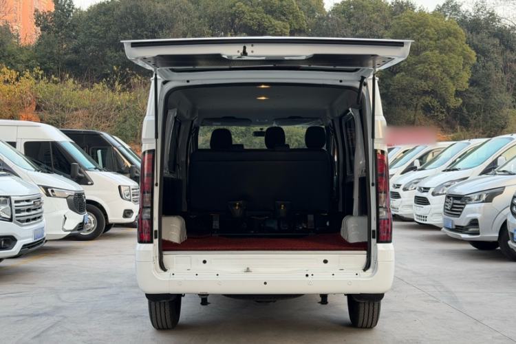 Used JMC Fushun 2025 2.0T 6MT Diesel Short-Wheelbase Low-Roof Commercial Multi-Purpose Passenger Vehicle with 5/6 Seats and Lift-Up Tailgate Interior 5