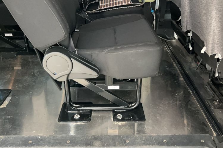 Used JMC Fushun 2025 2.0T 8AT Diesel Mid-Roof Mid-Height Commercial Multi-Purpose 7-Seater Passenger Vehicle Interior 5