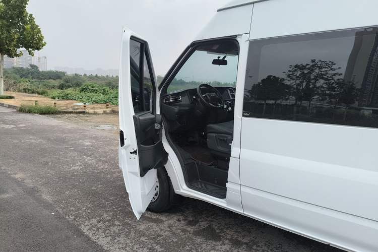 Used JMC Fushun 2025 2.0T 8AT Diesel Mid-Range Mid-Top Commercial Multi-Purpose 7-Seater Passenger Vehicle Interior 6