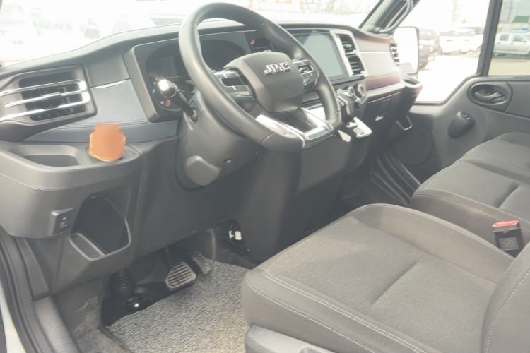 Used JMC Fushun 2025 2.0T 8AT Diesel Short-Wheelbase Low-Roof Commercial Multi-Purpose Passenger Vehicle with 5/6 Seats and Liftgate Tailgate Interior 6
