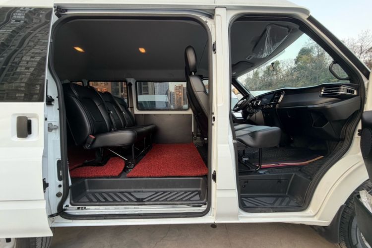 Used JMC Fushun 2025 2.0T 6MT Diesel Short-Wheelbase Low-Roof Commercial Multi-Purpose Passenger Vehicle with 5/6 Seats and Lift-Up Tailgate Interior 6