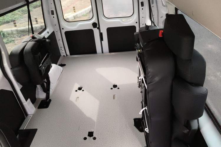 Used JMC Fushun 2025 2.0T 8AT Diesel Mid-Range Mid-Top Commercial Multi-Purpose 7-Seater Passenger Vehicle Interior 7
