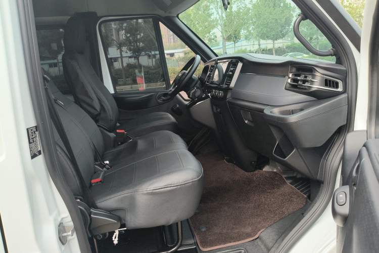 Used JMC Fushun 2025 2.0T 8AT Diesel Mid-Range Mid-Top Commercial Multi-Purpose 7-Seater Passenger Vehicle Interior 8