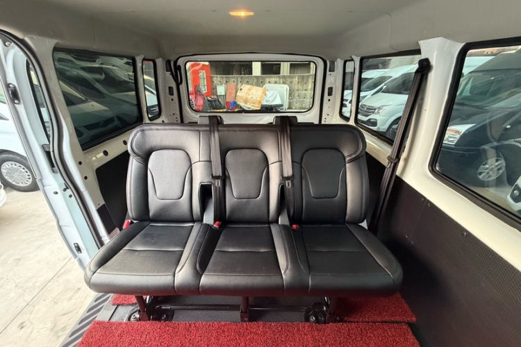 Used JMC Fushun 2025 2.0T 6MT Diesel Short-Wheelbase Low-Roof Commercial Multi-Purpose Passenger Vehicle with 5/6 Seats and Lift-Up Tailgate Interior 9