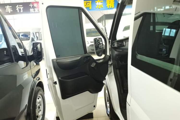 Used JMC Fushun 2025 2.0T 6MT Diesel Short-Wheelbase Low-Roof Commercial Multi-Purpose Passenger Vehicle with 5/6 Seats and Twin-Swing Tailgate Left Front Door Interior