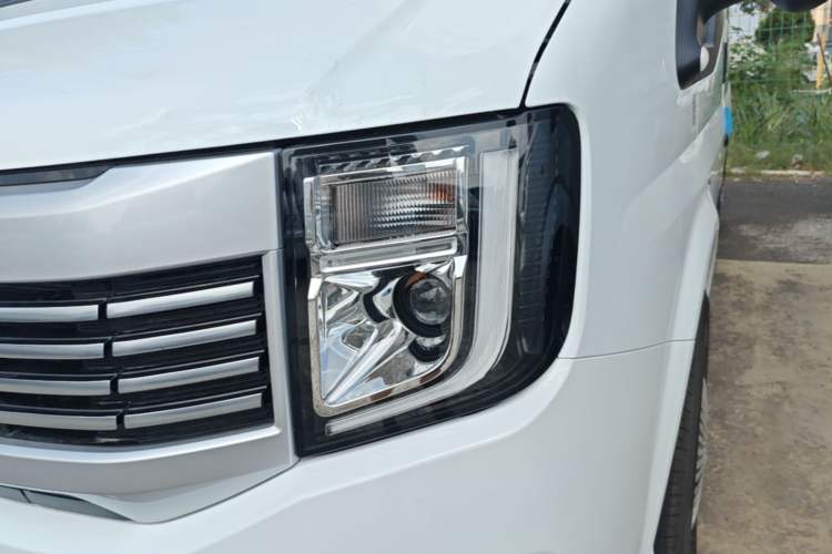 Used JMC Fushun 2025 2.0T 8AT Diesel Mid-Range Mid-Height Business-Class 9-Seater (Non-Commercial) Left Front Headlight