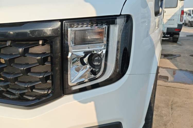 Used JMC Fushun 2025 2.0T 6MT Diesel Mid-Roof Mid-Height Commercial Multi-Purpose 7-Seater Passenger Vehicle Left Front Headlight