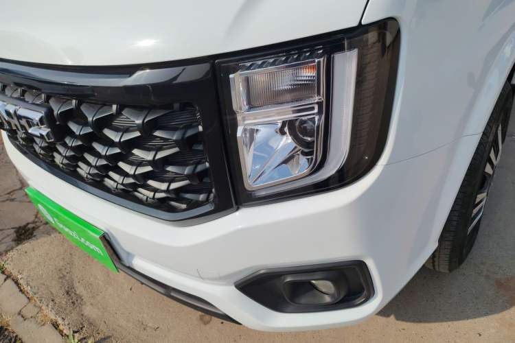 Used JMC Fushun 2025 2.0T 6MT Diesel Mid-Roof Mid-Height Commercial Multi-Purpose 7-Seater Passenger Vehicle Left Front Headlight