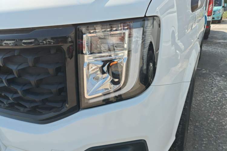Used JMC Fushun 2025 2.0T 8AT Diesel Short Wheelbase Mid-Height Commercial Multi-Purpose Passenger Vehicle with 5/6 Seats Left Front Headlight