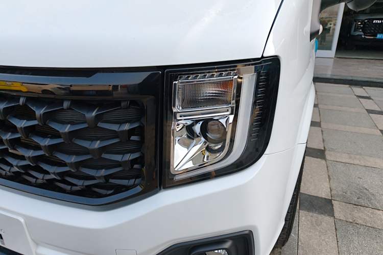 Used JMC Fushun 2025 2.0T 8AT Diesel Short-Wheelbase Mid-Top Commercial Multi-Purpose Passenger Vehicle with 5/6 Seats Left Front Headlight