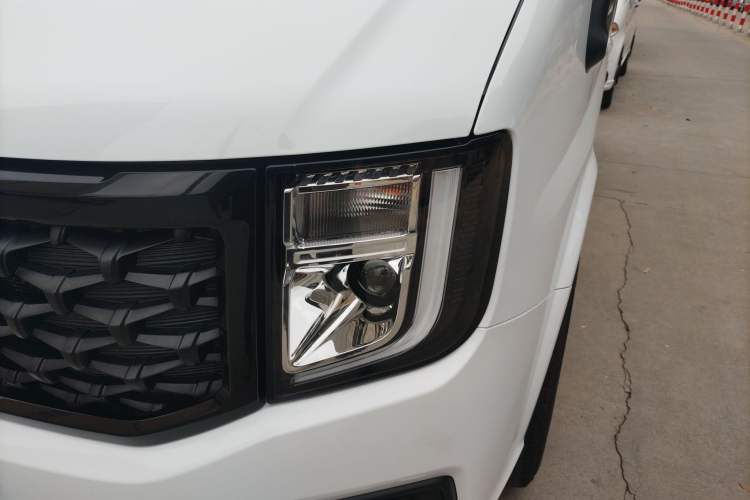 Used JMC Fushun 2025 2.0T 6MT Diesel Short-Wheelbase Mid-Roof Commercial Multi-Purpose Passenger Vehicle with 5/6 Seats Left Front Headlight